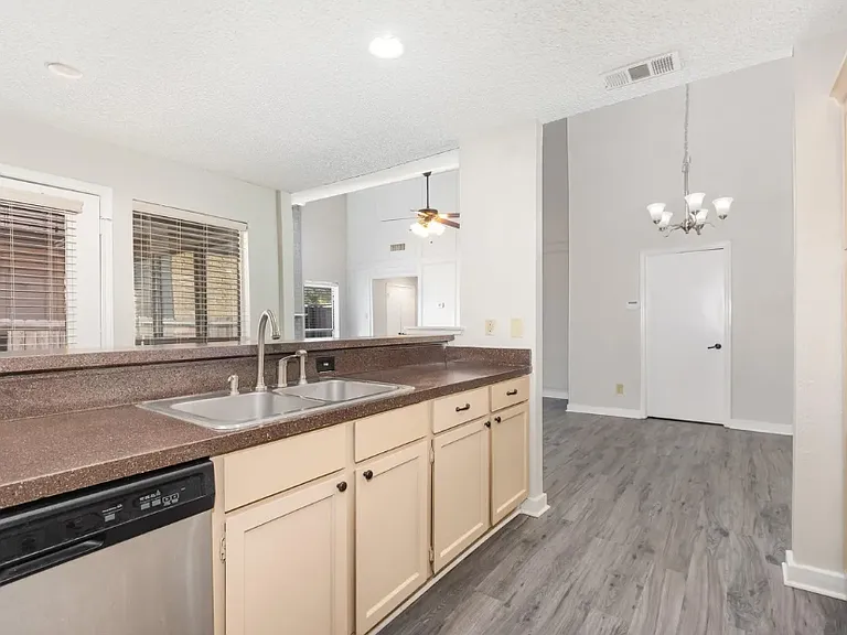 2212 Heritage Cir — Photo 4