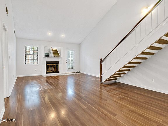 5th image of 422 Amanda Cir