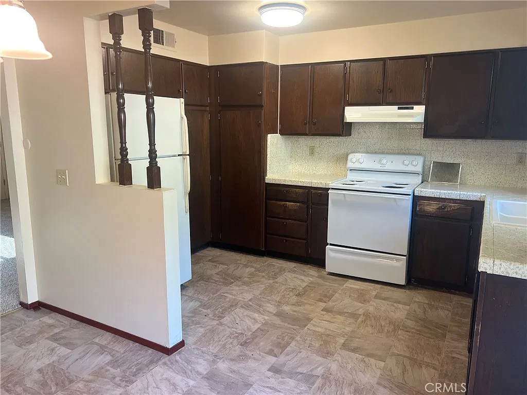 2 bed, 1000 sqft, $1,575 — Photo 2