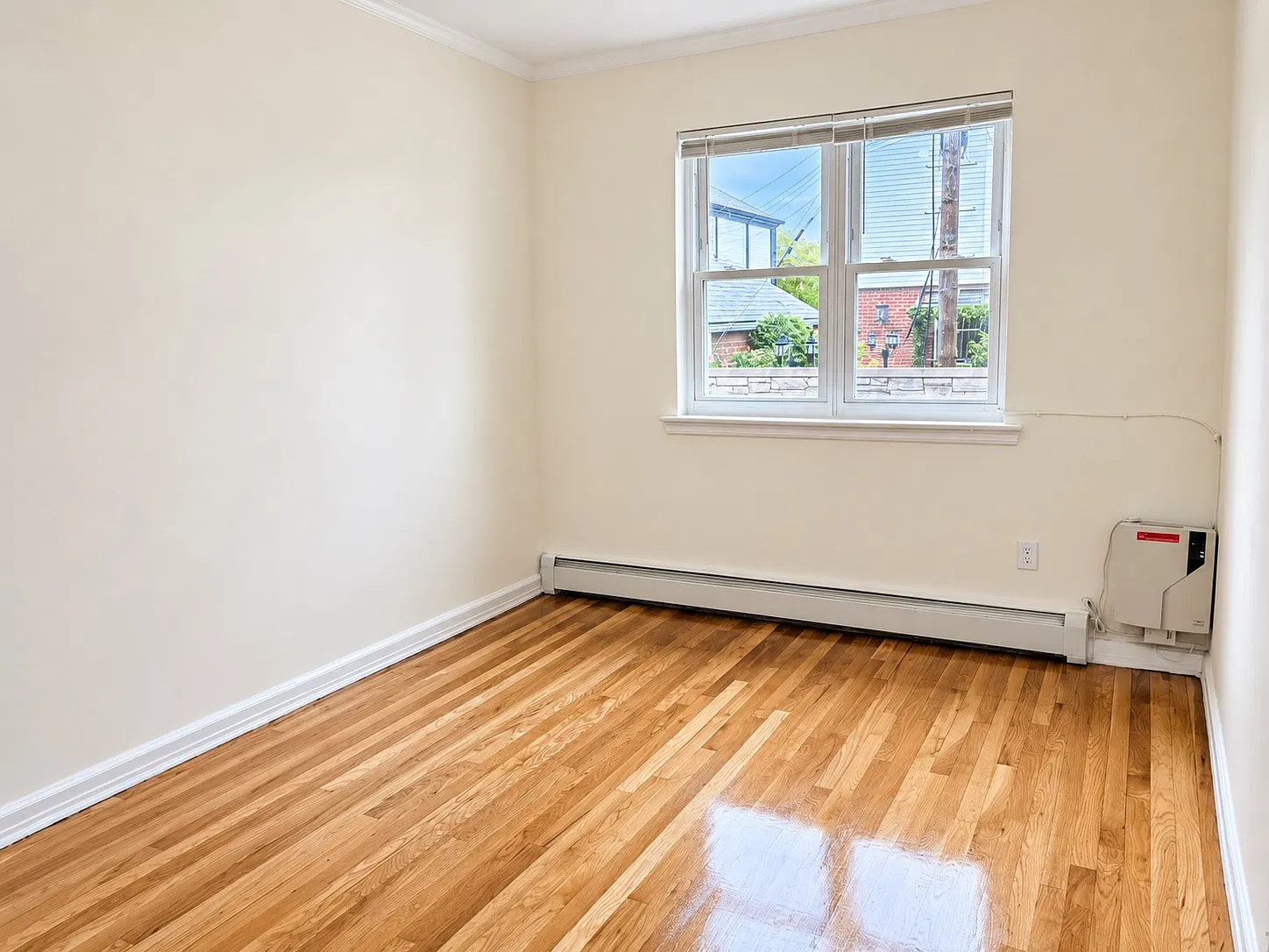 3 bed, 1.5 bath, 1200 sqft, $3,200 — Photo 3