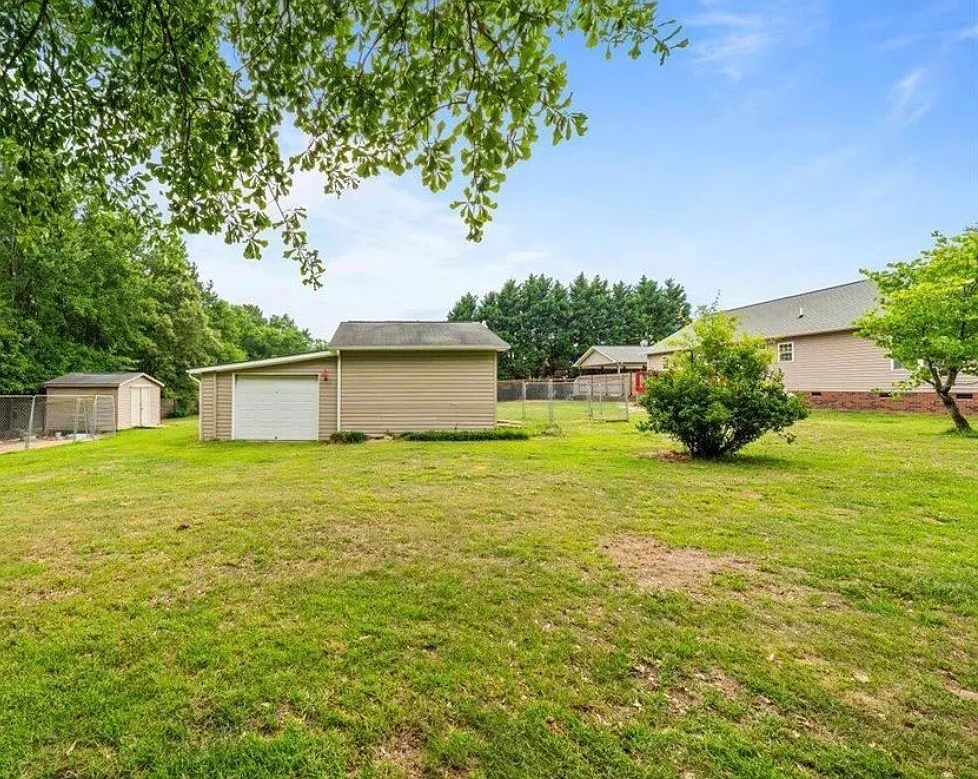 3 bed, 1611 sqft, $1,950 — Photo 4