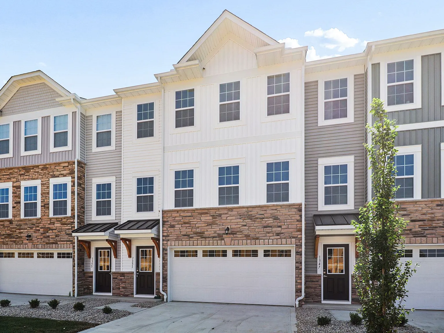 3 bed, 2.5 bath, 1850 sqft, $2,599 — Photo 3