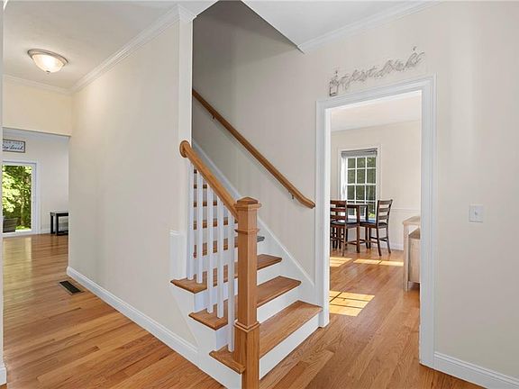5th image of 34 E Lantern Rd
