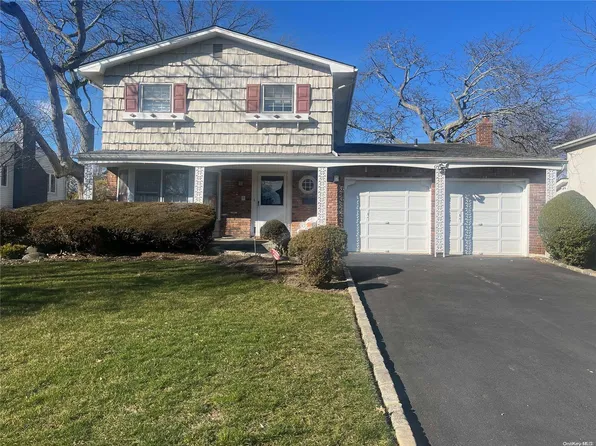 218 Juniper Circle S, Lawrence, NY 11559