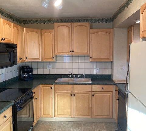 Fully equipped kitchen.