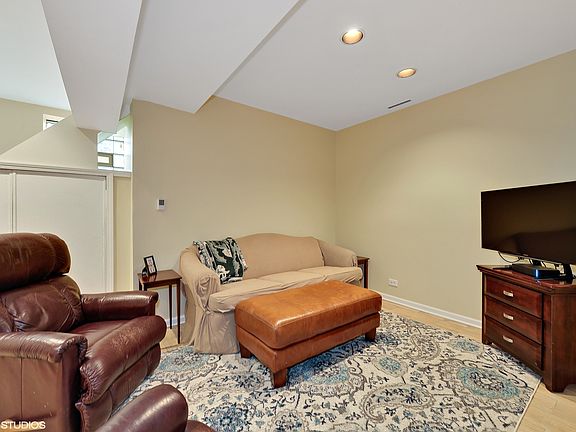 2nd image of 1917 N Larrabee St #G