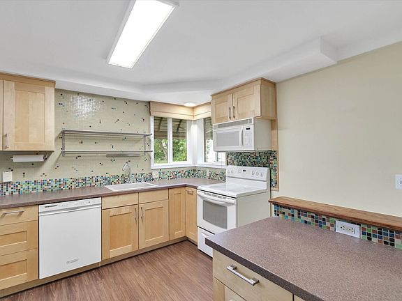 4th image of 4107 Eastlawn Ave