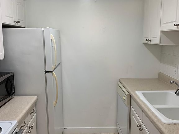 5th image of 2811 W Horatio St APT 8