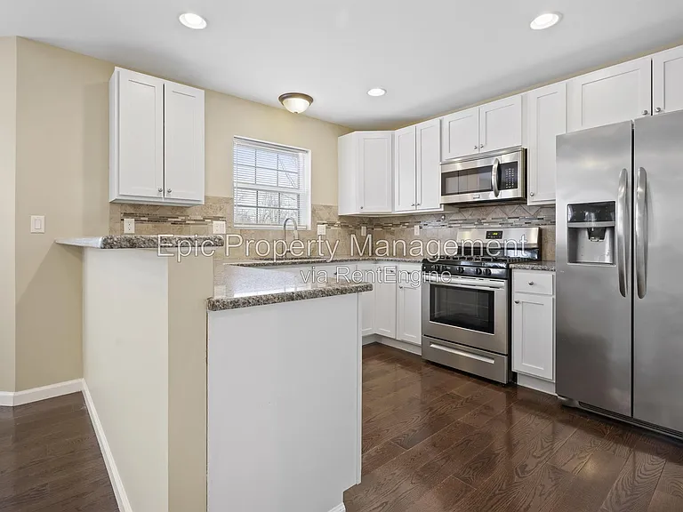 438 Elm St — Photo 2