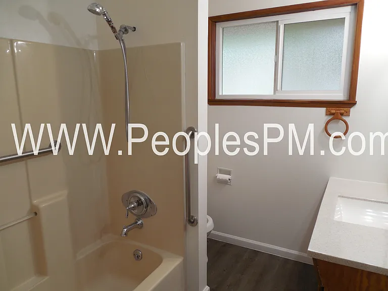 1617 Jones Ave NE — Photo 12
