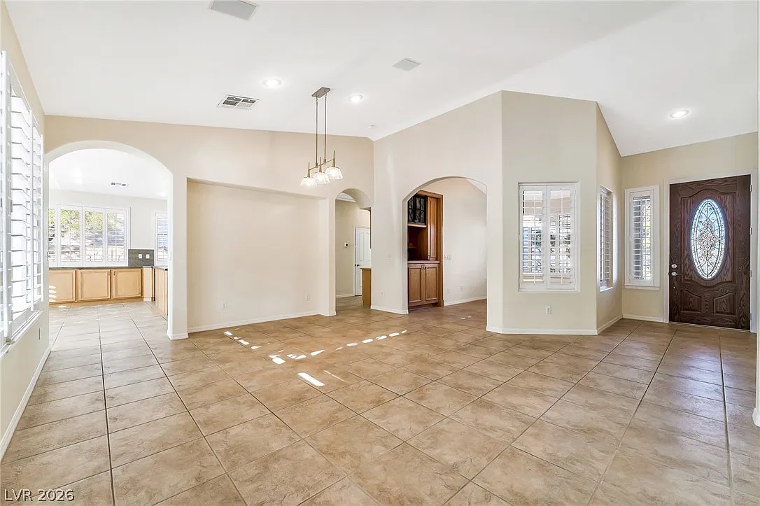 3 bed, 2.0 bath, 2044 sqft, $3,500 — Photo 4