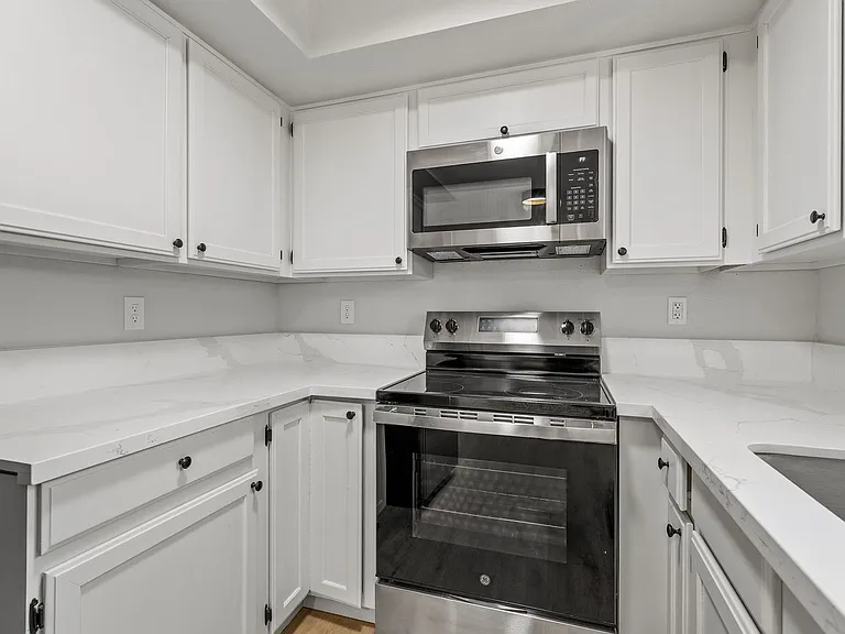 3325 E Lockett Rd — Photo 8
