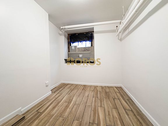 5th image of 213 E 10th St