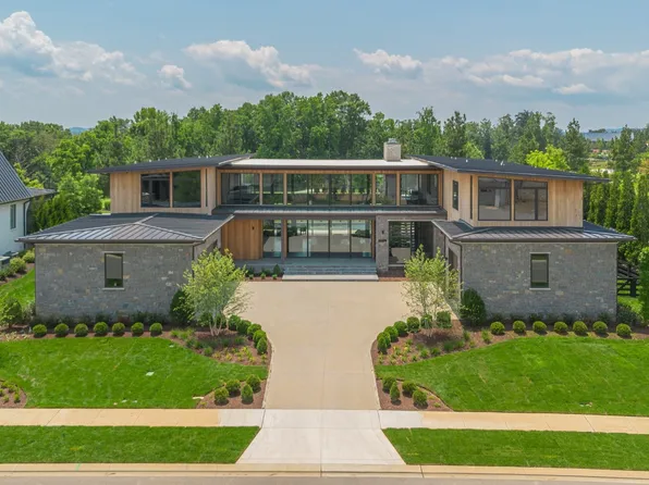 8005 Backwoods Dr, College Grove, TN 37046