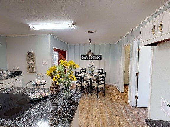 4th image of 3818 Hillcrest Dr