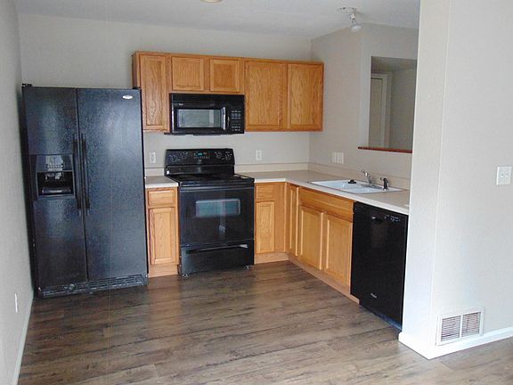 Kitchen, now has upgraded stainless steel stove