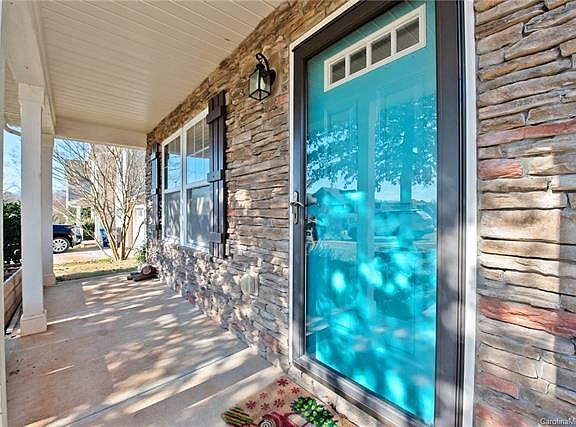 3rd image of 118 Cavendish Dr W