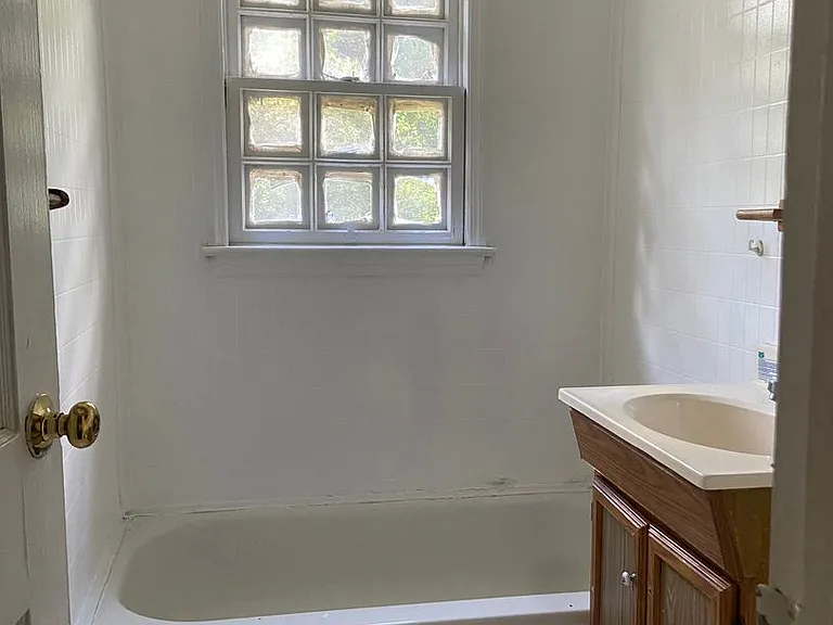 563 Parkchester Dr — Photo 10