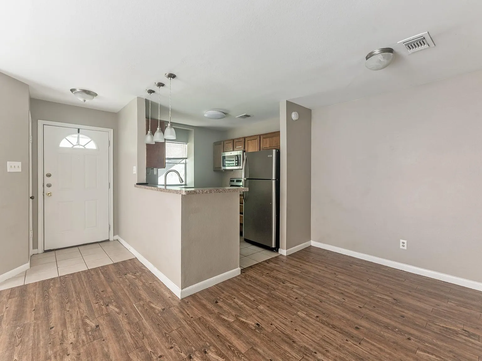 2402 Sycamore Ave — Photo 3