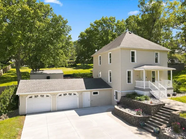 421 Park St, Oakland, IA 51560