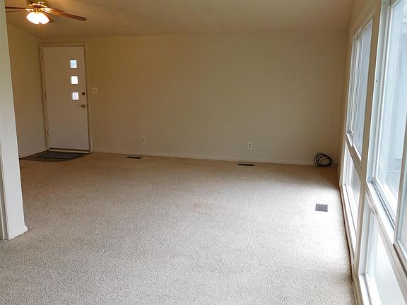 4th image of 144 Taft Ct