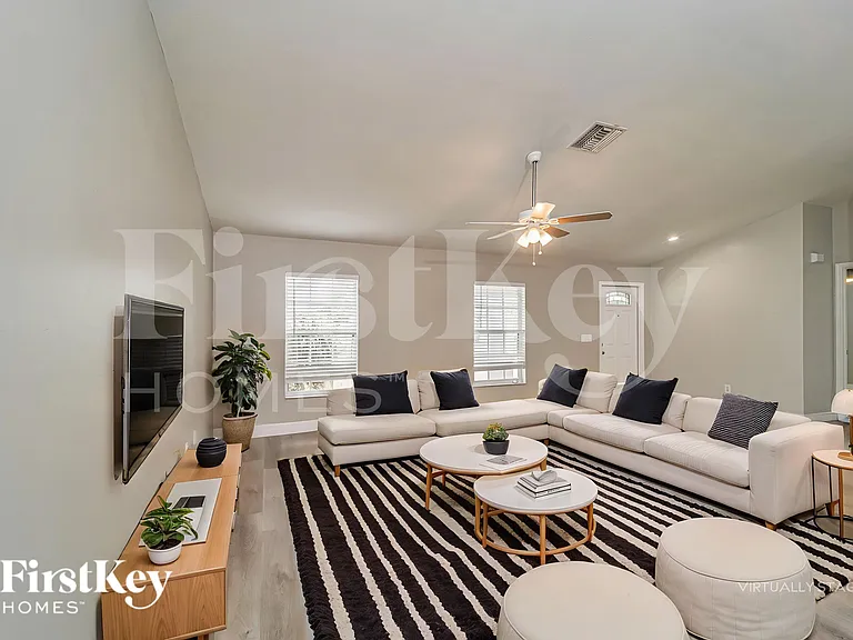 629 NE Juanita Ct — Photo 5