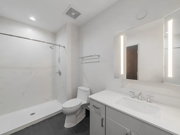 Main 3 Downtown — Photo 33