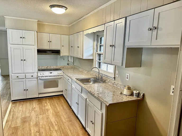 420 Edison Ave — Photo 3