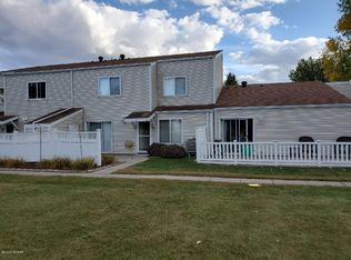 60 Parkview Cir, Grand Forks, ND 58201