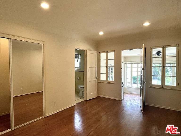 203 N Doheny Dr — Photo 13
