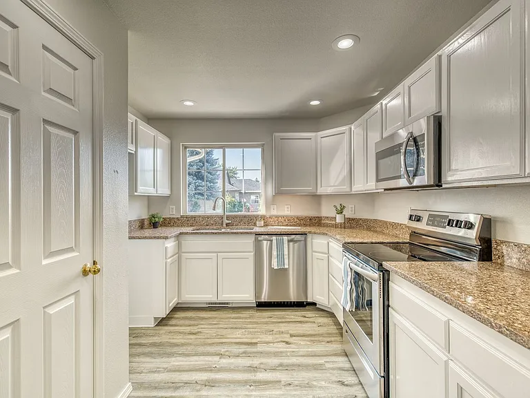 1938 E Birchwood Dr — Photo 2
