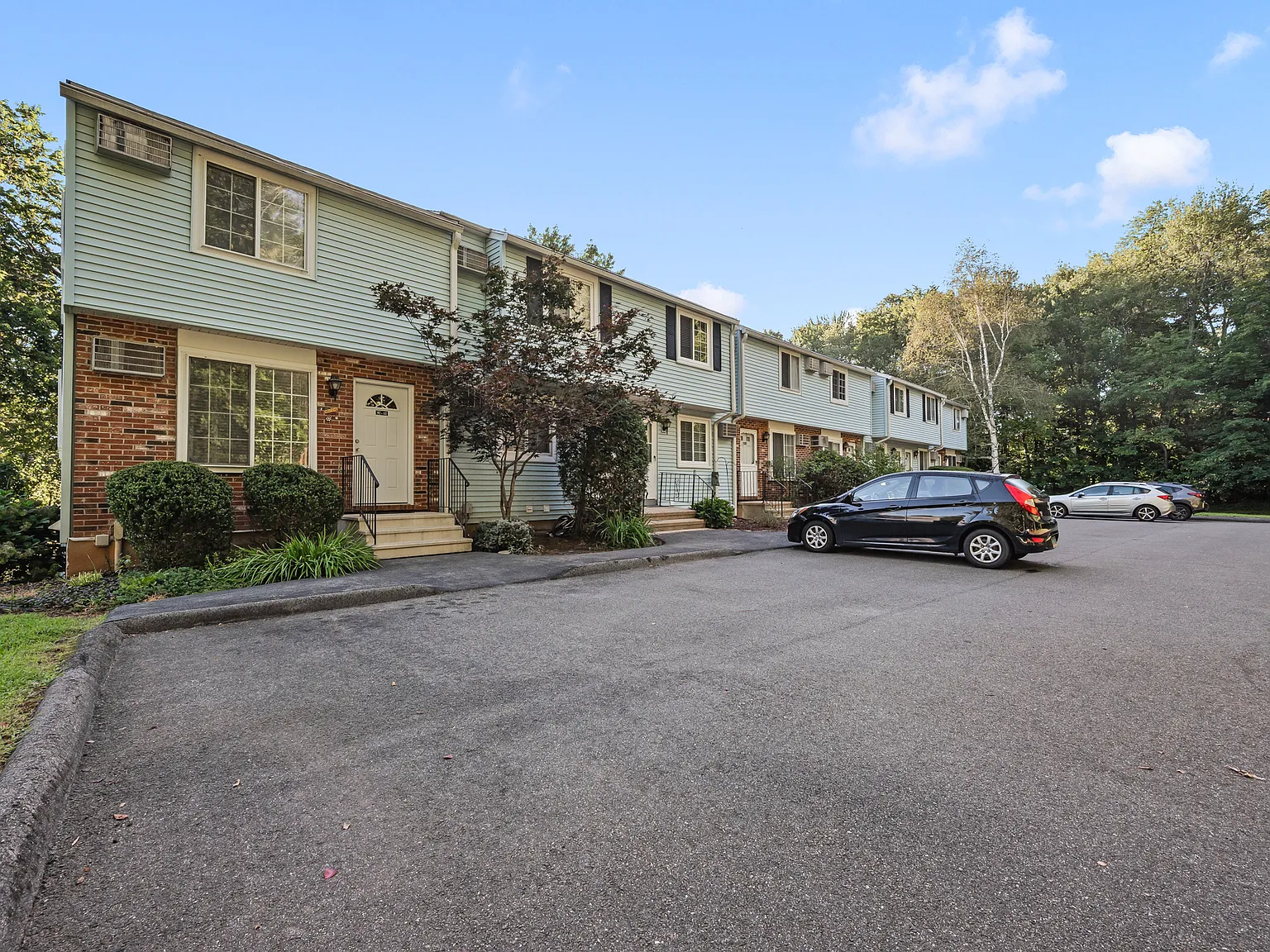 2 bed, 930 sqft, $2,000 — Photo 2