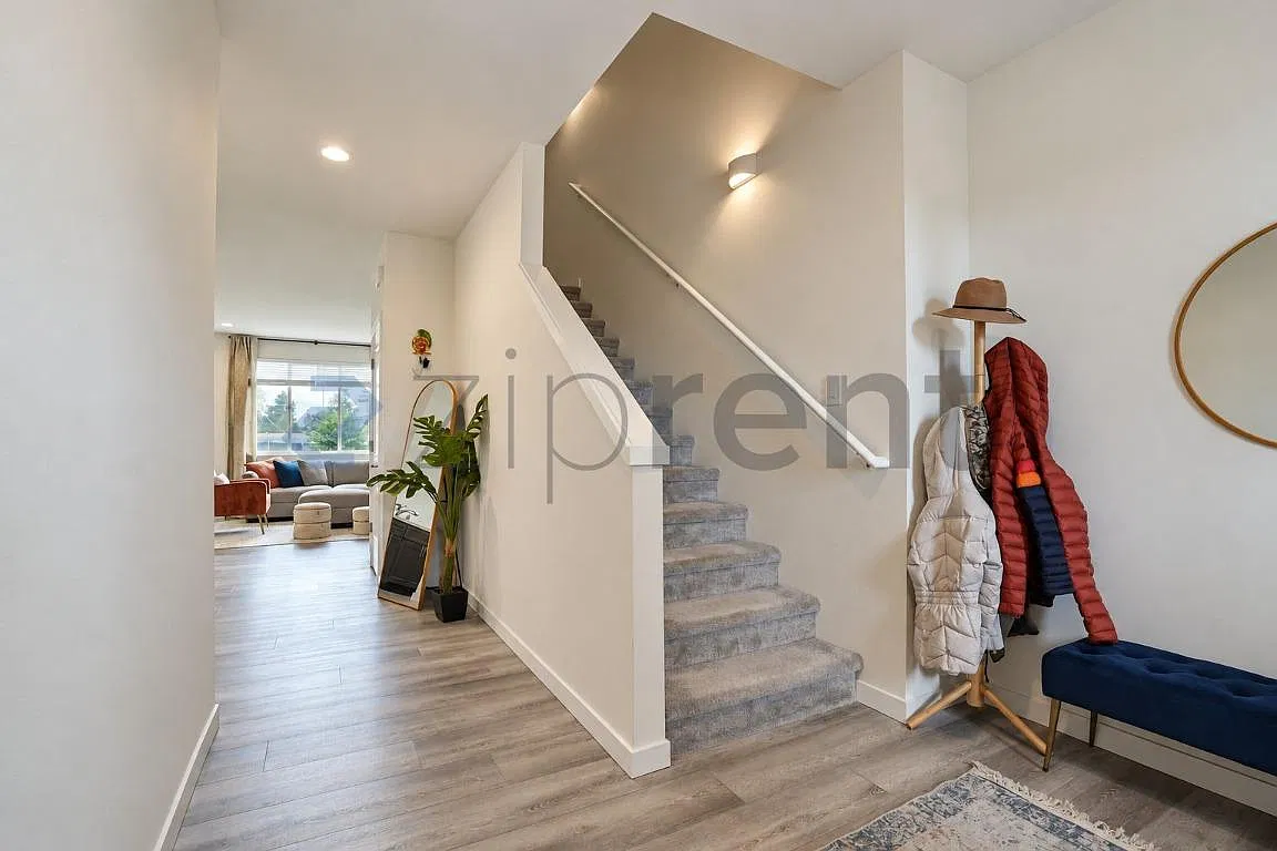 4 bed, 2.5 bath, 1900 sqft, $3,300 — Photo 3