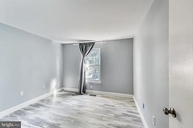 2268 Prince Of Wales Ct — Photo 16