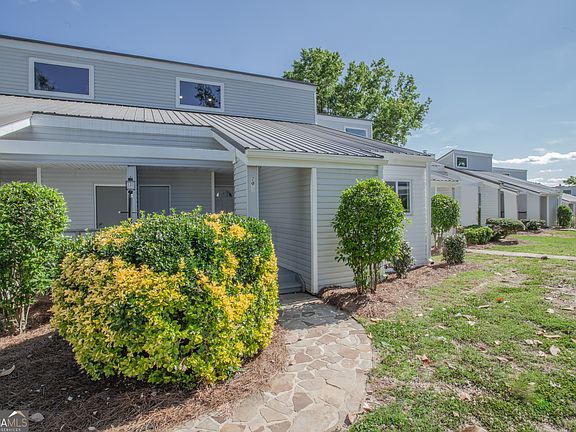 3rd image of 295 Clearview Ct