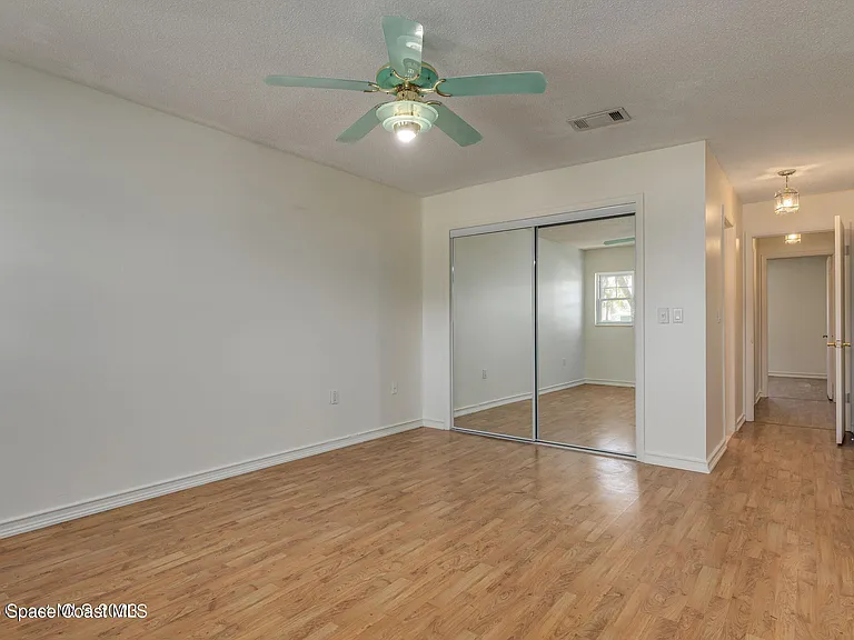 302 Emerald Pl E — Photo 16