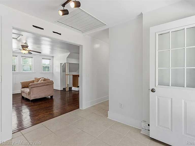 504 Clinton Ave — Photo 29