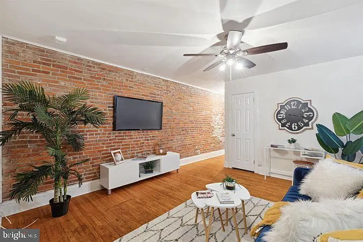 3 bed, 3.0 bath, 1187 sqft, $3,300 — Photo 4