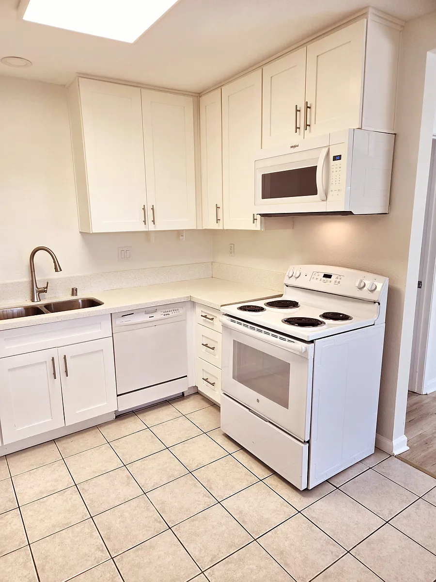 Building Photo - 830 E Washington Ave #J