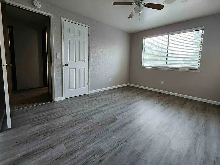 470 W Ridgeway Ave — Photo 13