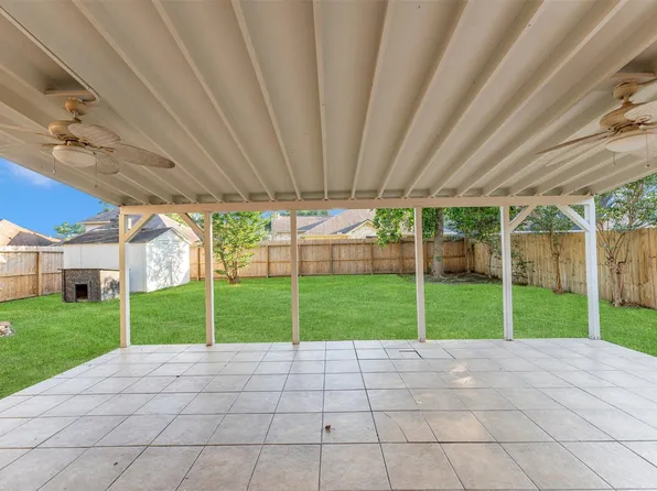 18 Dover Dr, Conroe, TX 77304