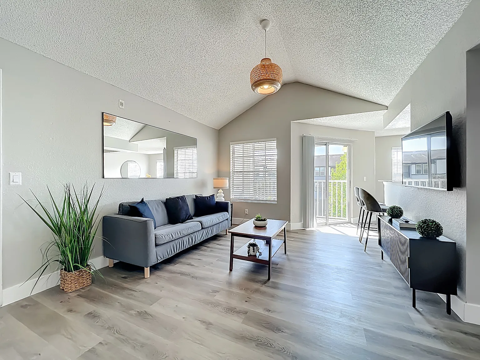 1 bed, 800 sqft, $2,400 — Photo 2