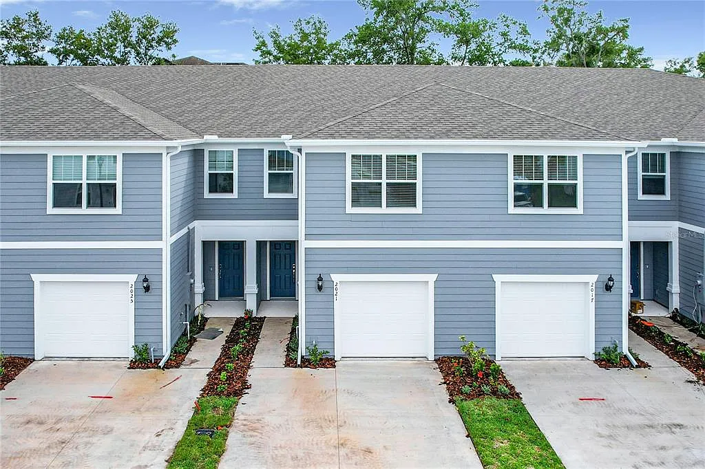 3 bed, 2.5 bath, 1907 sqft, $2,700 — Photo 2