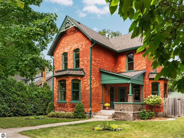 318 W 15th St, Traverse City, MI 49684