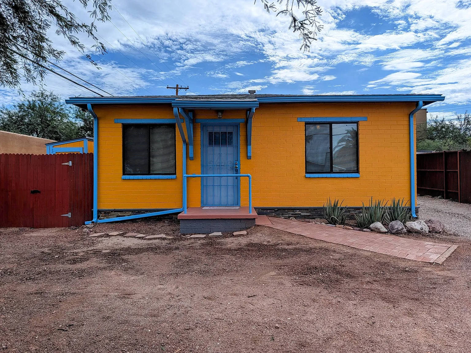The Sunny House - Fully Furnished 2BD w/ All Utilities Included! (Near UA & Banner) — Photo 1