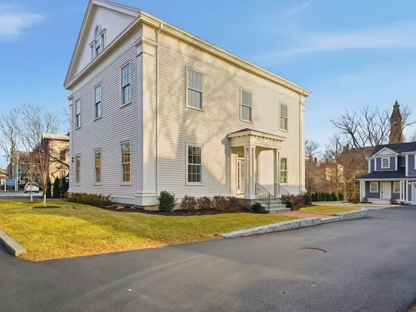 66 Pleasant St #2, Marblehead, MA 01945