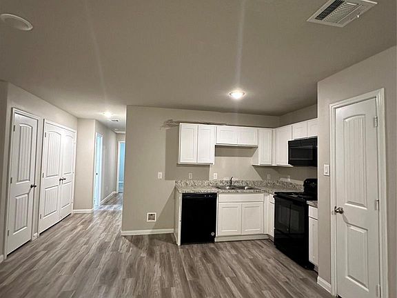 5th image of 627 W Live Oak St