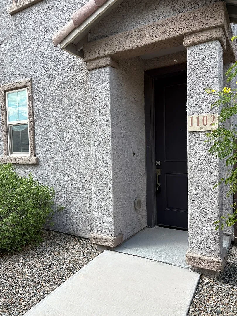 Contemporary Central Home — Photo 4
