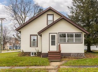 512 7th St SW, Independence, IA 50644