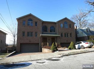 433 8th St, Palisades Park, NJ 07650